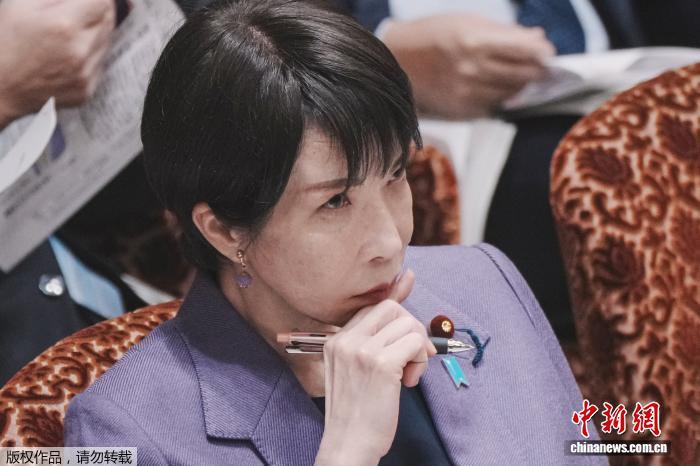 2025年12月15日，日本首相高市早苗在国会众议院预算委员会会议上听取提问。